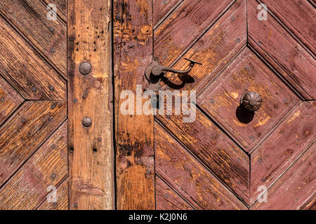 Alte Holztür mit Eisen griff an der Kirche. Alte Türgriff. Stockfoto