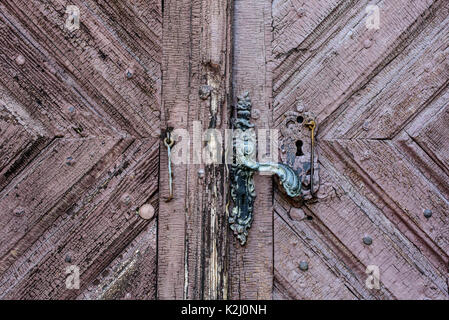 Alte Holztür mit Eisen griff an der Kirche. Alte Türgriff. Stockfoto