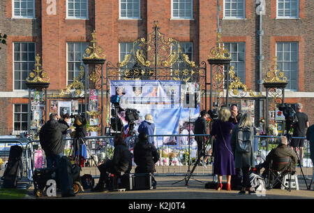 Medien sammeln außerhalb Kensington Palace in London, Blumen und Würdigungen zum 20. Jahrestag des Todes von Diana, Prinzessin von Wales zu kennzeichnen, sind Links. Stockfoto