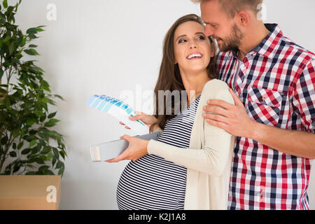 Paar die Entscheidung über Kinderzimmer Farbe Stockfoto