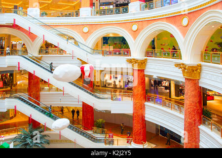 SHANGHAI, China - 28 Dezember, 2016: das Innere der Globalen Hafen - große Shopping Mall in Shanghai, China. Es hat eine Fläche von 480.000 Quadratmetern. Stockfoto