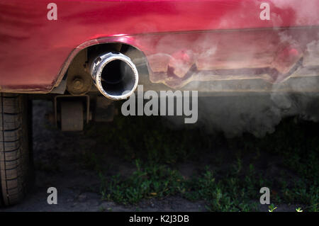 Weißer Rauch aus dem Auspuff des Autos. Der Luftverschmutzung in den Abgasen. Stockfoto