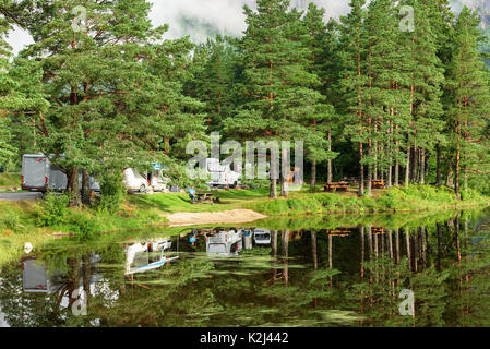 Valdres, Norwegen - 16. August 2017: Reisedokumentation der rest stop Bereich für Autofahrer neben dem Fluss Otra. Sitzende Person durch das ruhige Fluss mit Ca Stockfoto