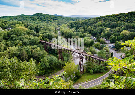 Ansicht der rosendale, Ny train trestle Vom joppenbergh Berg. Teil des wallkill Rail Trail in Upstate NY. Stockfoto