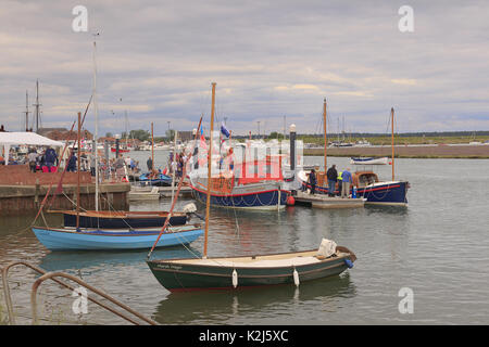 Rettungsboote werden am Wells neben dem Sea Carnival an der Norfolk-Küste, England, Großbritannien, ausgestellt Stockfoto