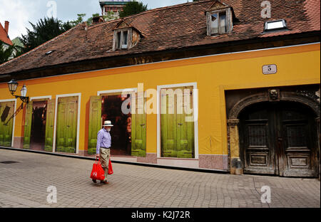 ZAGREB, KROATIEN - 15. Juli 2017. Bunte Vlaska Straße in der Altstadt von Zagreb, Hauptstadt von Kroatien. Stockfoto