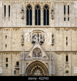 Giebel Dreieck über dem Haupteingang auf die Kathedrale der Himmelfahrt der Jungfrau Maria in Zagreb, Kroatien. Stockfoto