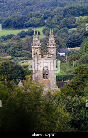 Der Turm von St. Andrew's Church in Buckland Monachorum, Devon, Dartmoor im Hintergrund Stockfoto