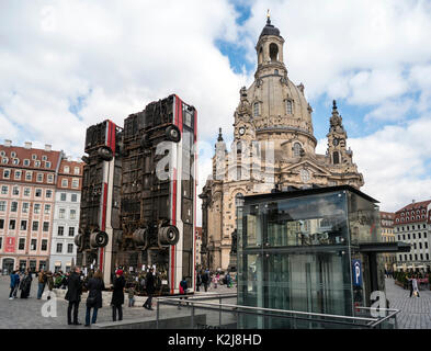 Dieses Denkmal mit drei Busse, die nach dem Krieg in Syrien erinnern. Dieses Kunstwerk erinnert die Barrikade in Aleppo. Stockfoto