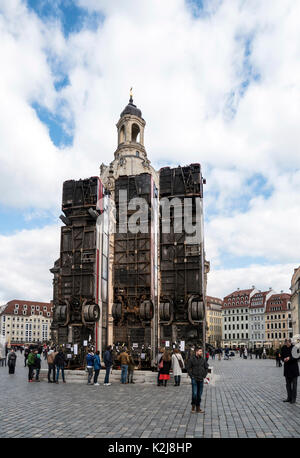 Dieses Denkmal mit drei Busse, die nach dem Krieg in Syrien erinnern. Dieses Kunstwerk erinnert die Barrikade in Aleppo. Stockfoto