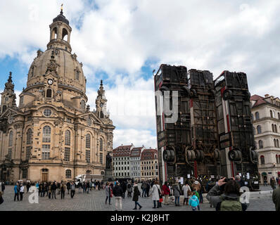 Dieses Denkmal mit drei Busse, die nach dem Krieg in Syrien erinnern. Dieses Kunstwerk erinnert die Barrikade in Aleppo. Stockfoto