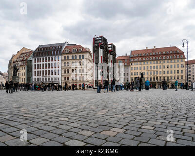 Dieses Denkmal mit drei Busse, die nach dem Krieg in Syrien erinnern. Dieses Kunstwerk erinnert die Barrikade in Aleppo. Stockfoto