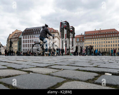 Dieses Denkmal mit drei Busse, die nach dem Krieg in Syrien erinnern. Dieses Kunstwerk erinnert die Barrikade in Aleppo. Stockfoto