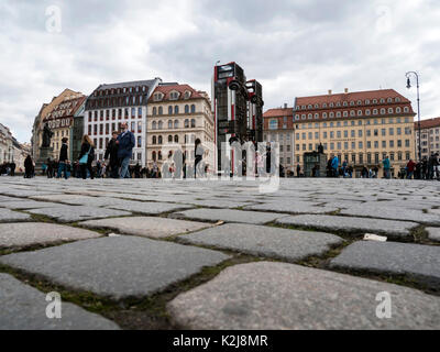 Dieses Denkmal mit drei Busse, die nach dem Krieg in Syrien erinnern. Dieses Kunstwerk erinnert die Barrikade in Aleppo. Stockfoto