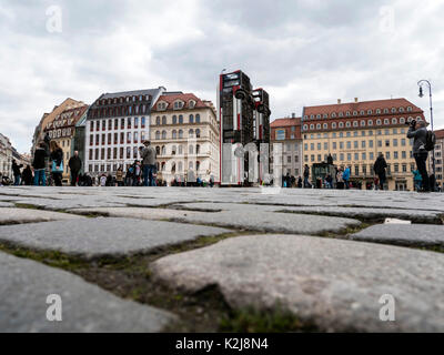 Dieses Denkmal mit drei Busse, die nach dem Krieg in Syrien erinnern. Dieses Kunstwerk erinnert die Barrikade in Aleppo. Stockfoto