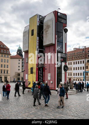 Dieses Denkmal mit drei Busse, die nach dem Krieg in Syrien erinnern. Dieses Kunstwerk erinnert die Barrikade in Aleppo. Stockfoto