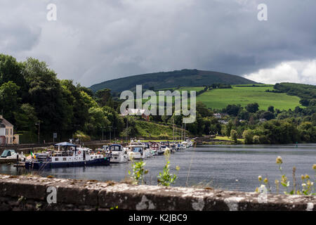 Häuser, Boote und Kähne entlang des Flusses Shannon, Killaloe, Clare, Irland Stockfoto