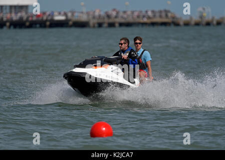 Tendring District Council Beach Patrol Jet Ski auf der Clacton Airshow. Clacton on Sea, Essex, Großbritannien Stockfoto