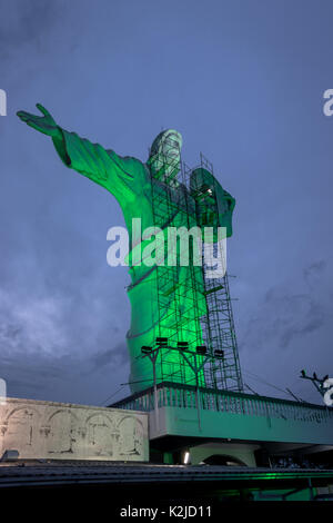 Beleuchtete Christus Statue in Cristo Luz Komplexe (mit Reparaturen statt) - Balneário Camboriú, Santa Catarina, Brasilien Stockfoto