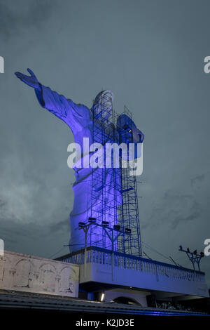 Beleuchtete Christus Statue in Cristo Luz Komplexe (mit Reparaturen statt) - Balneário Camboriú, Santa Catarina, Brasilien Stockfoto