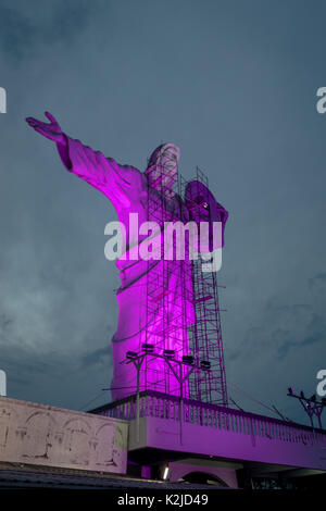 Beleuchtete Christus Statue in Cristo Luz Komplexe (mit Reparaturen statt) - Balneário Camboriú, Santa Catarina, Brasilien Stockfoto