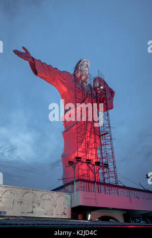 Beleuchtete Christus Statue in Cristo Luz Komplexe (mit Reparaturen statt) - Balneário Camboriú, Santa Catarina, Brasilien Stockfoto