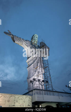 Beleuchtete Christus Statue in Cristo Luz Komplexe (mit Reparaturen statt) - Balneário Camboriú, Santa Catarina, Brasilien Stockfoto