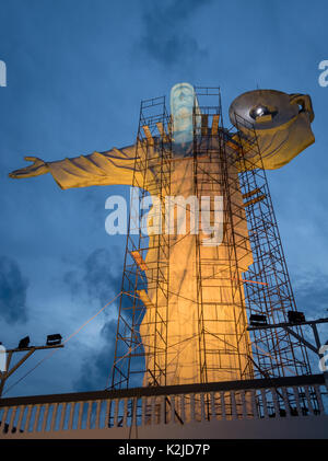 Beleuchtete Christus Statue in Cristo Luz Komplexe (mit Reparaturen statt) - Balneário Camboriú, Santa Catarina, Brasilien Stockfoto