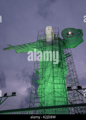 Beleuchtete Christus Statue in Cristo Luz Komplexe (mit Reparaturen statt) - Balneário Camboriú, Santa Catarina, Brasilien Stockfoto