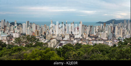 Panoramablick auf das Luftbild von Gebäuden in Foz do Iguaçu Stadt - Balneário Camboriú, Santa Catarina, Brasilien Stockfoto