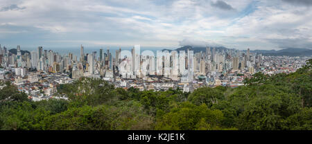 Panoramablick auf das Luftbild von Gebäuden in Foz do Iguaçu Stadt - Balneário Camboriú, Santa Catarina, Brasilien Stockfoto