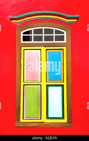 Bunte Fenster aus dem Hause Tan Teng Niah, Serangoon Road, Little India, Singapur, pradeep Subramanian Stockfoto