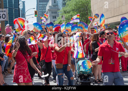 Montreal, Kanada - 20 August 2017: Mitglieder der Kanadischen liberalen Partei nehmen Sie Teil in Montreal Gay Pride Parade Stockfoto