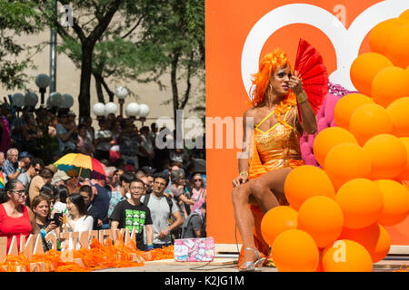 Montreal, 20. August 2017: Königin in Montreal Gay Pride Parade ziehen Stockfoto