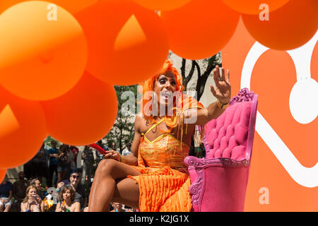 Montreal, 20. August 2017: Königin in Montreal Gay Pride Parade ziehen Stockfoto