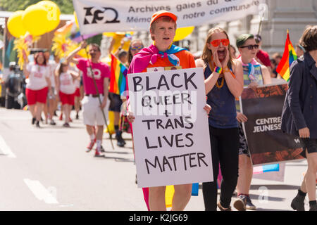 Montreal, Kanada - 20 August 2017: Ein Teilnehmer ist eine "Schwarze Queer + Trans leben' Zeichen in Montreal Gay Pride Parade. Stockfoto