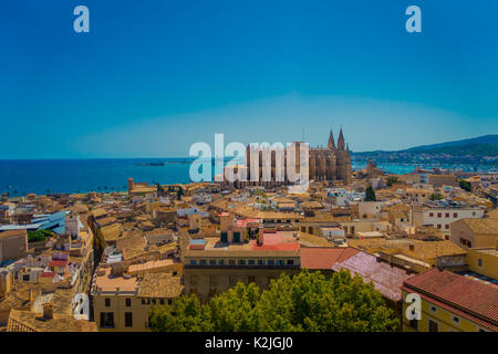 PALMA DE MALLORCA, SPANIEN - 18. AUGUST 2017: Wunderschöner Blick über die Dächer der Stadt Palma de Mallorca mit der Kathedrale Santa Maria in der Horizont in einem schönen blauen sonnigen Tag in Palma de Mallorca, Spanien Stockfoto
