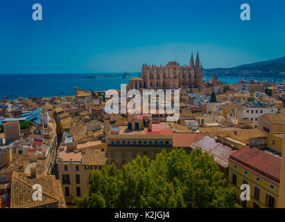 PALMA DE MALLORCA, SPANIEN - 18. AUGUST 2017: Wunderschöner Blick über die Dächer der Stadt Palma de Mallorca mit der Kathedrale Santa Maria in der Horizont in einem schönen blauen sonnigen Tag in Palma de Mallorca, Spanien Stockfoto