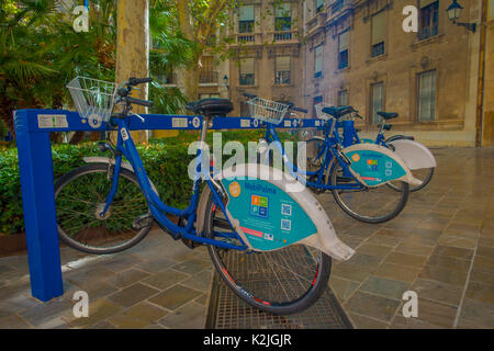 PALMA DE MALLORCA, SPANIEN - 18. AUGUST 2017: Öffentliche Fahrräder in einem Rack in Palma de Mallorca, Balearen, Spanien geparkt Stockfoto