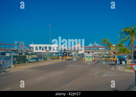 PALMA DE MALLORCA, SPANIEN - 18. AUGUST 2017: Blick auf den Hafen mit weißen Yachten in Palma de Mallorca, Balearen, Spanien Stockfoto