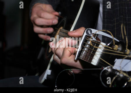 Unterton, Kirche Straße, Cardiff, UK. 23. Oktober 2016 Vorformen Vance James zu einer Masse während seines Sets im Unterton in der Church Street. Vance James war Stockfoto