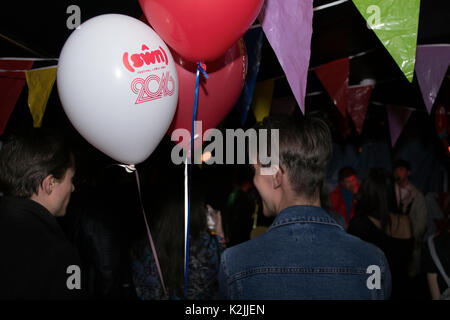 Unterton, Church Street, Cardiff, Großbritannien. 23. Oktober 2016 lokalen Feind Preforms mit einer Masse während seiner auf unterton der Church Street. Lokale Ememy Bestell-nr. Stockfoto