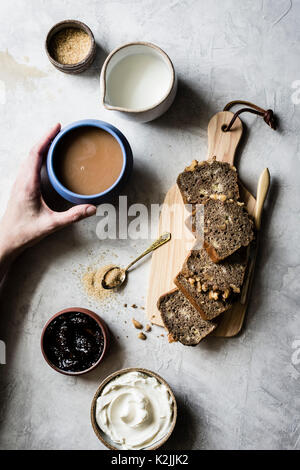 Banane, Kaffee, Brot und Marmelade Stockfoto