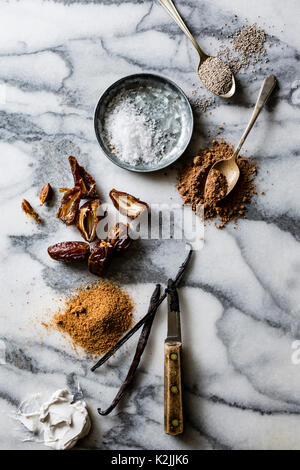 Zutaten für das Kochen auf dem Marmor Arbeitsfläche Stockfoto