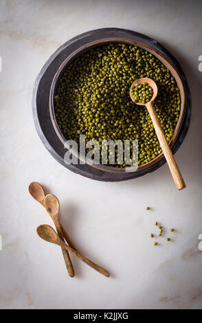 Ganze moong Dal in eine keramische Schüssel auf der Ansicht von oben Stockfoto