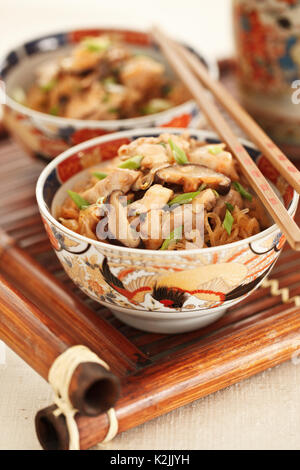 Asiatische Nudelsuppe mit Huhn und Shiitake Pilze Stockfoto