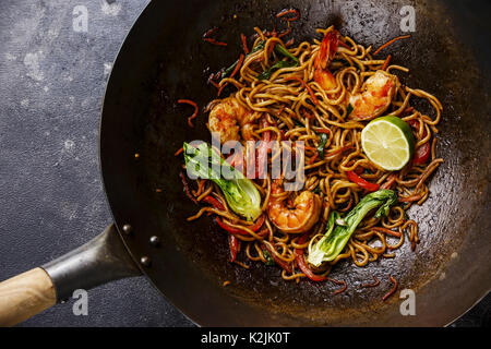 Udon Nudeln rühren - mit Tiger Garnelen und Gemüse im Wok kochen pan-fried Stockfoto