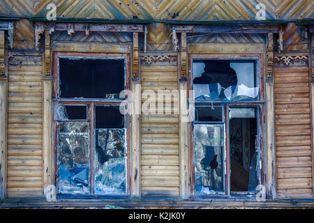 Glasbruch, Gefahr. großes Fenster mit blauem Glas-Zerstörung Stockfoto
