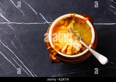 Authentische französische Zwiebelsuppe mit getrockneten Brot und Cheddar Käse in der Schüssel auf Marmor Background Copy space Stockfoto
