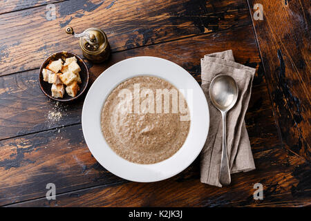 Pilz Suppe mit Croutons auf hölzernen Tisch Stockfoto